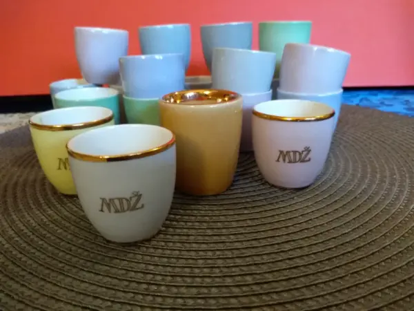 Porcelánové retro frťánky