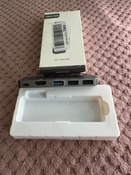 5-v-1 USB-C hub, nový