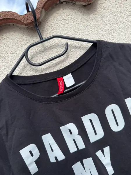 Dámské černé tričko s krátkým rukávem s nápisem H&M  2