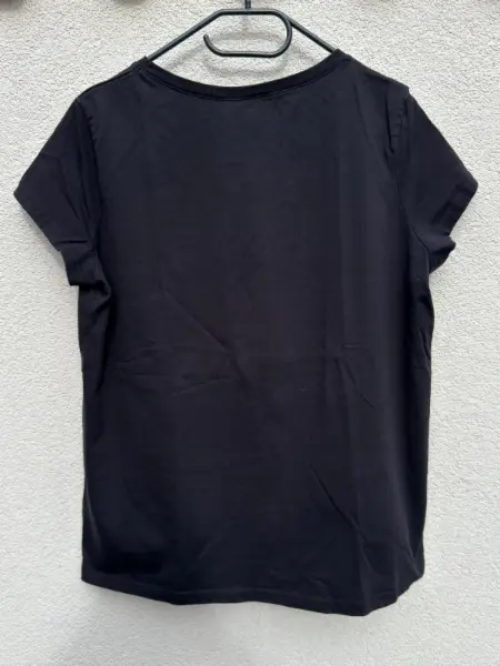Dámské černé tričko s krátkým rukávem s nápisem H&M  4
