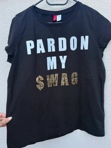 Dámské černé tričko s krátkým rukávem s nápisem H&M  5