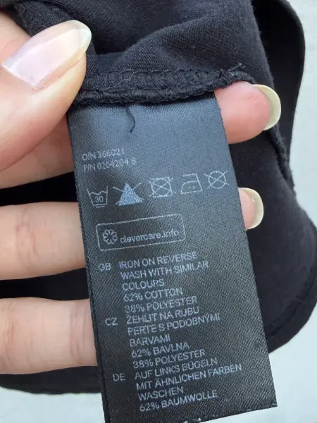 Dámské černé tričko s krátkým rukávem s nápisem H&M  7