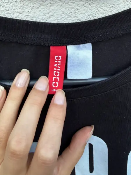 Dámské černé tričko s krátkým rukávem s nápisem H&M  6