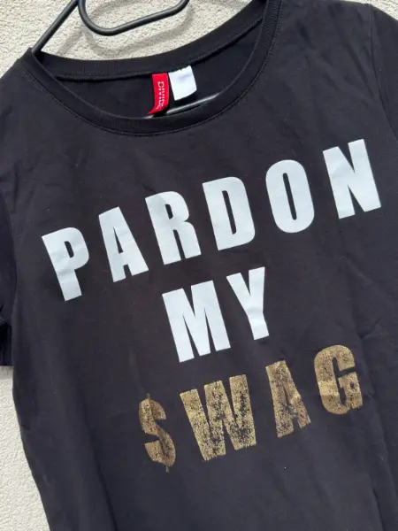 Dámské černé tričko s krátkým rukávem s nápisem H&M  3
