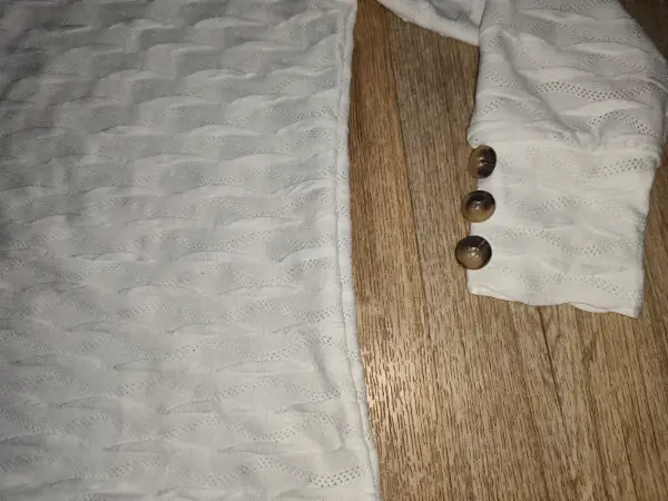 Dámské bílé tričko s dlouhým rukávem a knoflíky, L 2