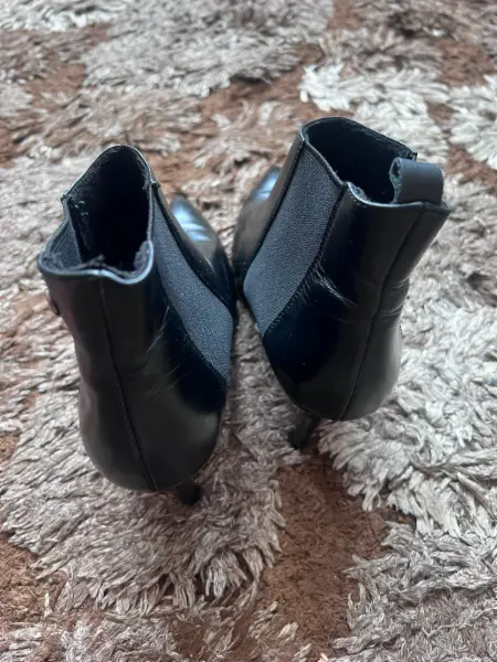 Černé kožené kotníkové boty Lasocki 9