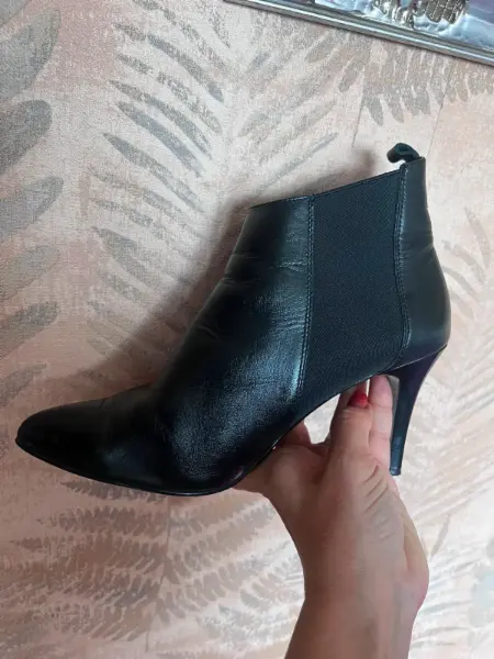 Černé kožené kotníkové boty Lasocki 8