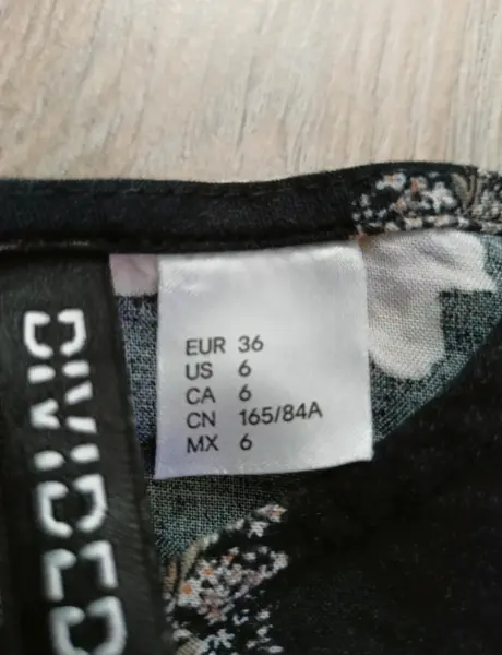 Dámské šaty s květinovým vzorem 2