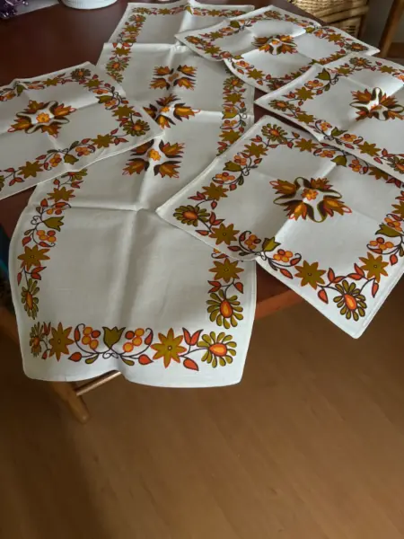 Vintage sada prostírání a běhounu s květinovým vzorem