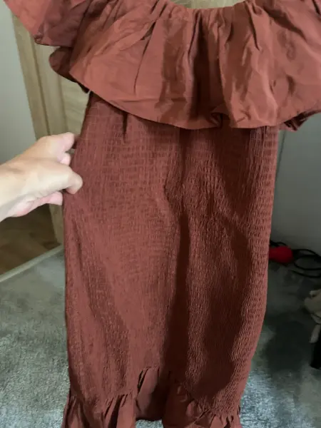 Hnědé šaty s volánem a řasením 2