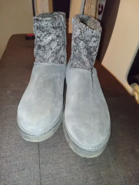 Dámské šedé kotníkové boty se vzorem