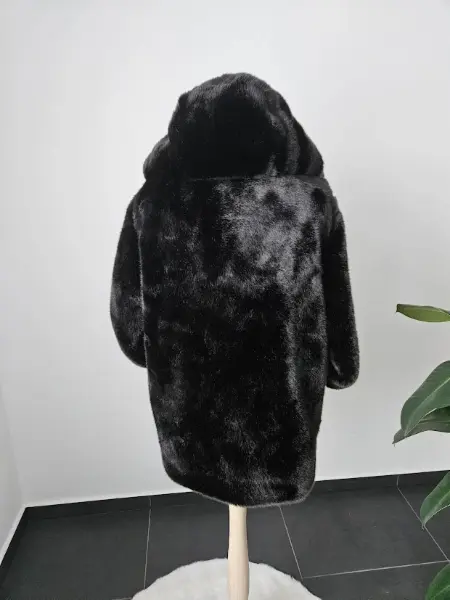 Černý kožich ZARA s kapucí 2