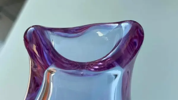 Designová fialová skleněná váza 2