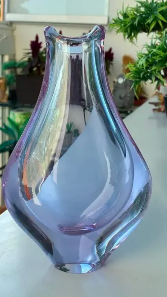 Designová fialová skleněná váza