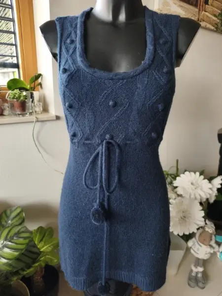 Dámské pletené šaty bez rukávů s bambulkami