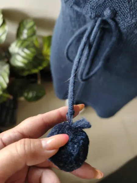 Dámské pletené šaty bez rukávů s bambulkami 3