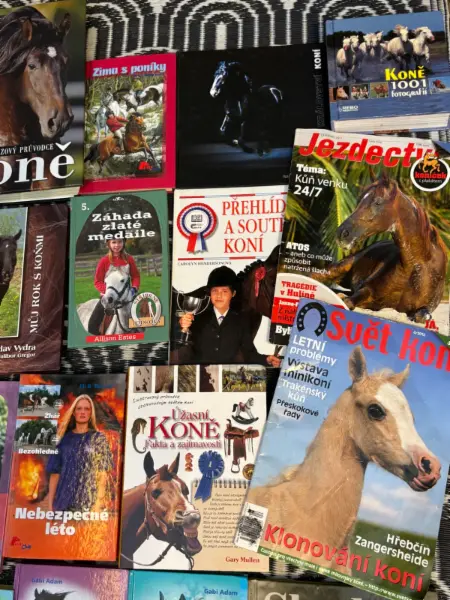 Velká sbírka knih o koních + Pony Club + časopisy + DVD | 50 12