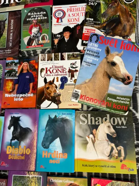 Velká sbírka knih o koních + Pony Club + časopisy + DVD | 50 11