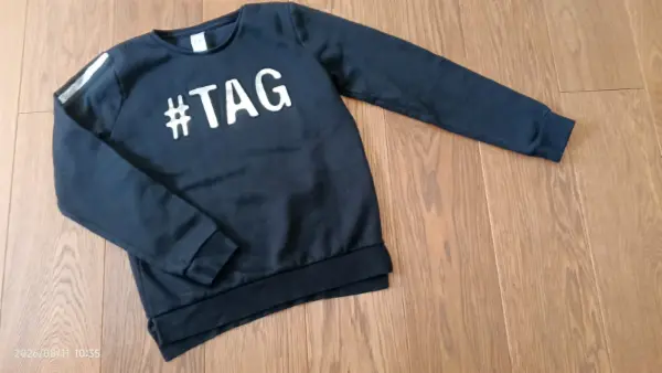 Černá mikina C&A s nápisem #TAG