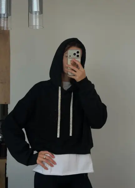Černá crop mikina Bershka s kamínky