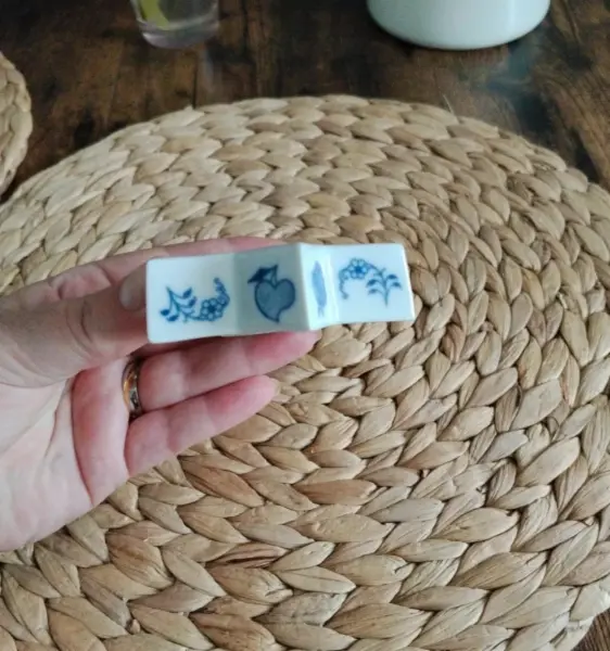 Porcelánová figurka žabky a hvězdičkový svícen 2