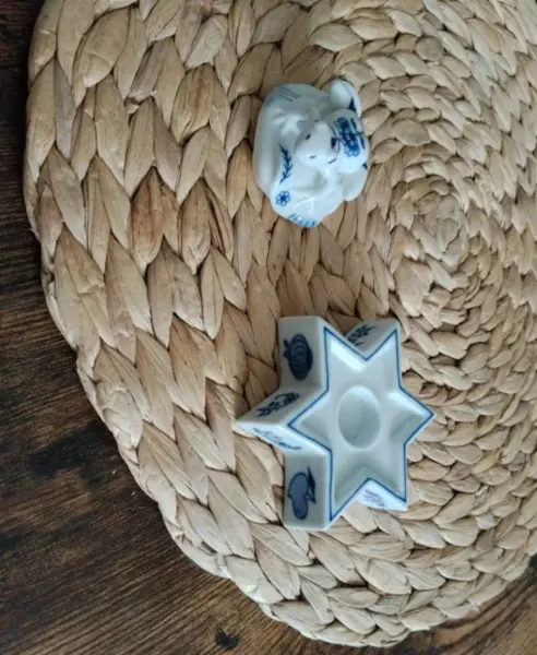 Porcelánová figurka žabky a hvězdičkový svícen
