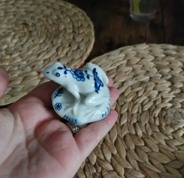 Porcelánová figurka žabky a hvězdičkový svícen 3