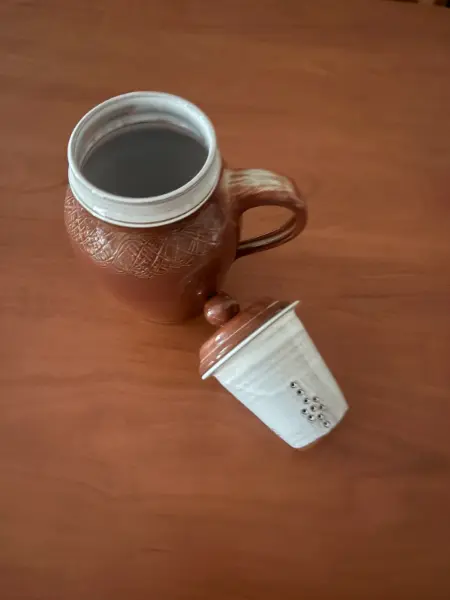Keramický hrnek s čajítkem