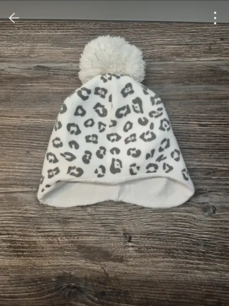 Dětská čepice s bambulí a leopardím vzorem
