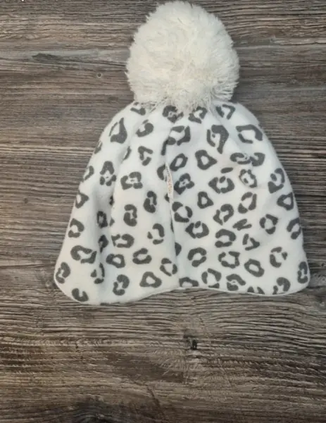 Dětská čepice s bambulí a leopardím vzorem 2