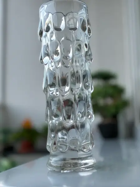 Designová skleněná váza s reliéfním vzorem 2