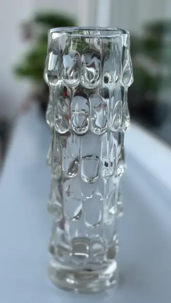 Designová skleněná váza s reliéfním vzorem