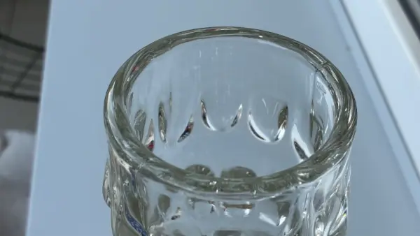Designová skleněná váza s reliéfním vzorem 4