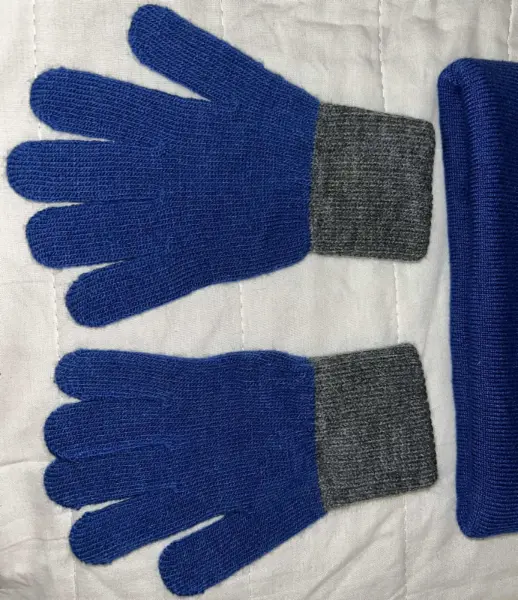 MODRÝ ZIMNÍ SET: čepice kulich a rukavice, 4-8 y 4