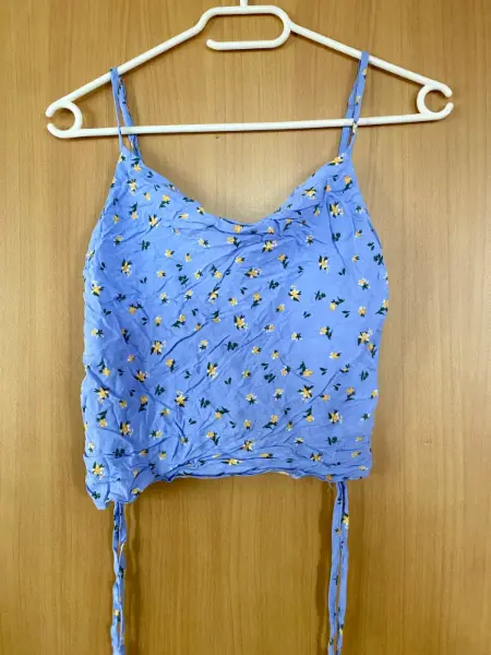 Modrý květovaný crop top New Look Petite