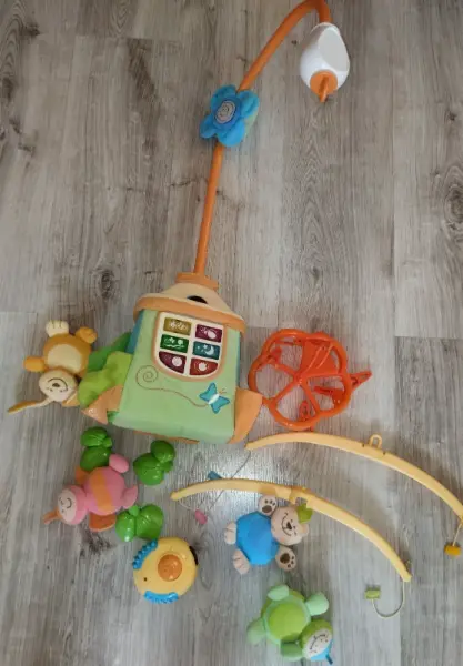 Dětský kolotoč nad postýlku se zvířátky