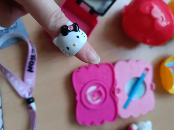 Sada Hello Kitty hraček a doplňků, ledvinka Sinsay apod  18