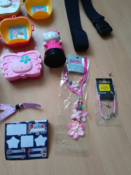 Sada Hello Kitty hraček a doplňků, ledvinka Sinsay apod  3