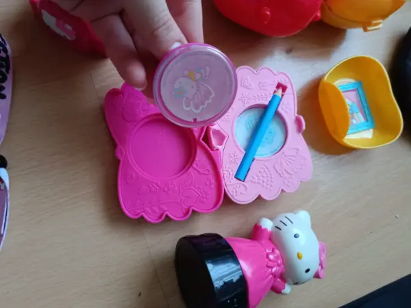 Sada Hello Kitty hraček a doplňků, ledvinka Sinsay apod  19