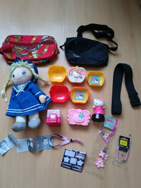Sada Hello Kitty hraček a doplňků, ledvinka Sinsay apod 