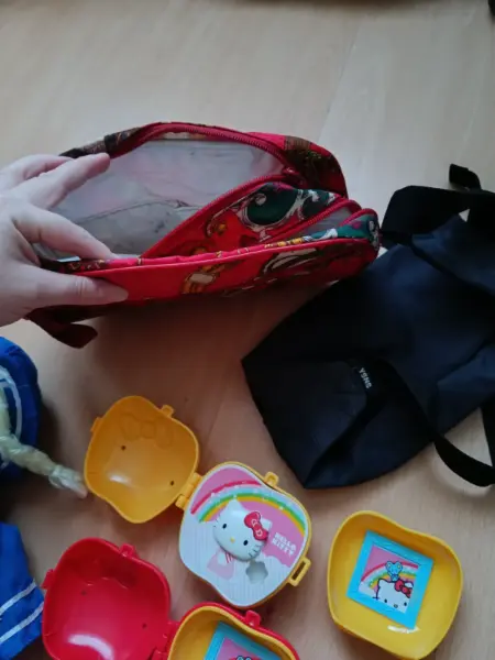 Sada Hello Kitty hraček a doplňků, ledvinka Sinsay apod  7