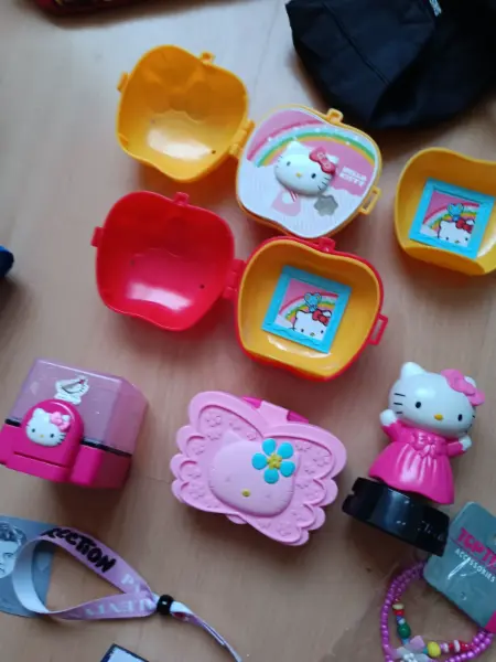 Sada Hello Kitty hraček a doplňků, ledvinka Sinsay apod  14