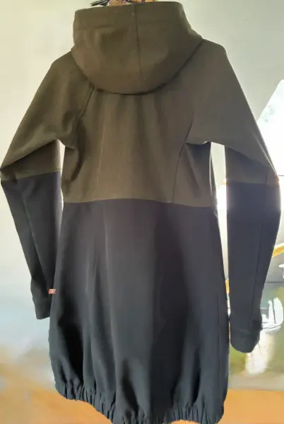Dámský dvoubarevný kabát s kapucí 3