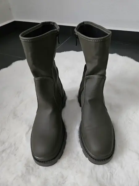 khaki/olivové kotníkové boty s výraznou podrážkou 2