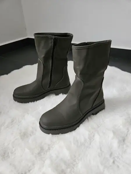 khaki/olivové kotníkové boty s výraznou podrážkou