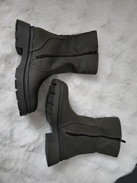 khaki/olivové kotníkové boty s výraznou podrážkou 5