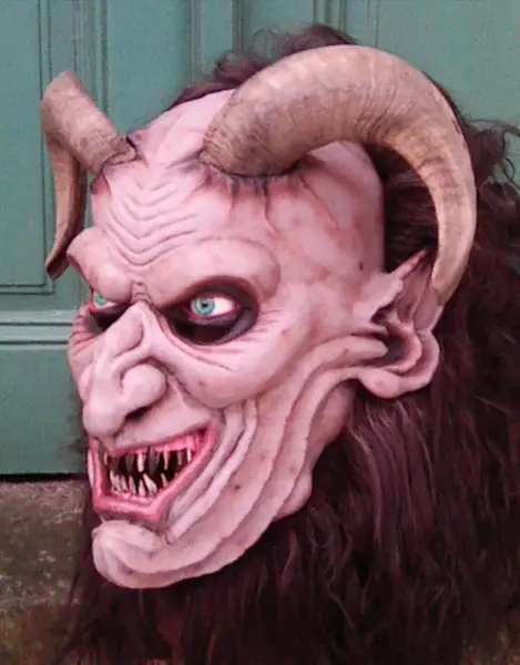 Realistická maska Krampus s rohy 4