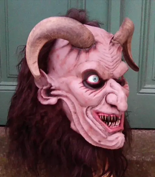 Realistická maska Krampus s rohy 3