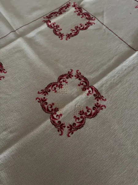 Vyšívaný ubrus s červeným vzorem 3