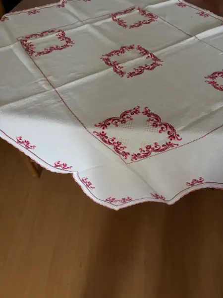 Vyšívaný ubrus s červeným vzorem